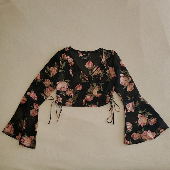 💥 3/$30 NWOT Rue21 Peasant Cropped Floral Blouse - Picture 1 of 8